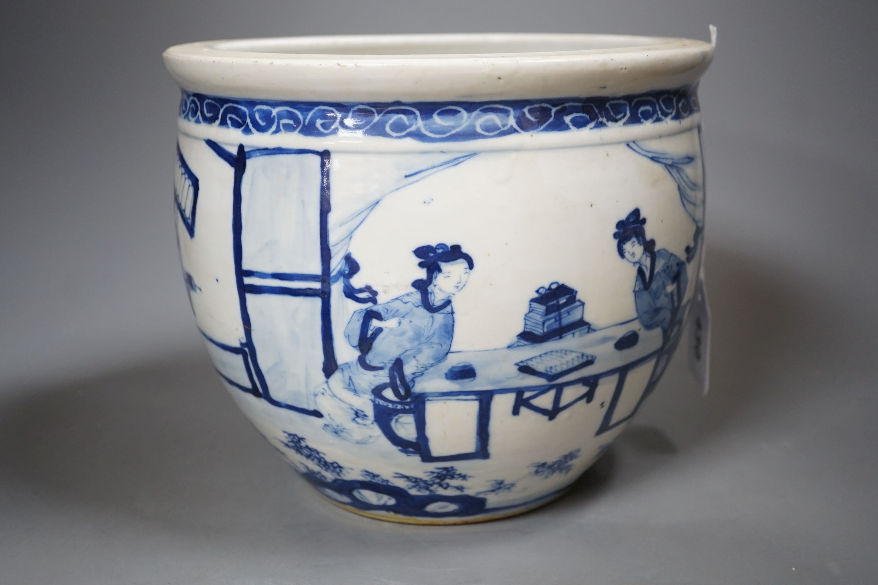 A 19th century Chinese blue and white jardiniere and a similar plate, 20 cms high.